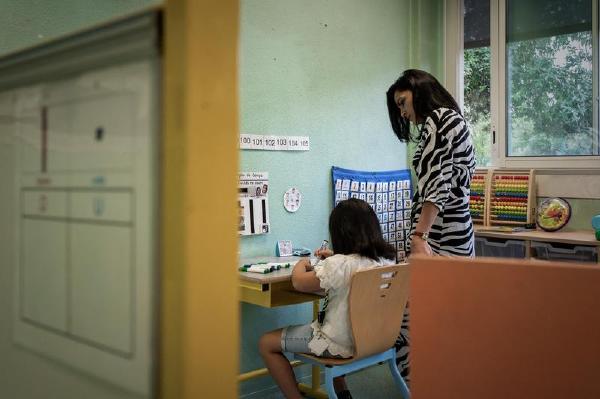 Un enfant autiste, assisté par un accompagnant d’élèves en situation de handicap, dans une école de Cenon (Gironde), le 2 septembre 2022.